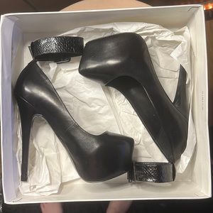 Steve Madden Black Women’s Size 8 Black Pumps w/ Snake pattern ankle straps!